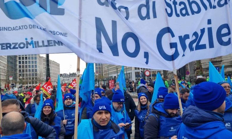 نقابات-العمال-الأوربية-تتظاهر-امام-البرلمان-الأوروبي-بسبب-ضعف-الرواتب.وارتفاع-الضرائب