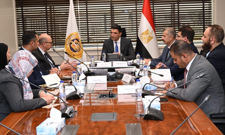 وزير-الصناعة-يبحث-مع-مجموعة-سان-جوبان-مصر-خطط-التوسع-وتعزيز-الاستثمارات-في-مواد-البناء