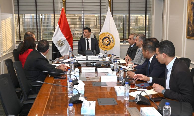 وزير-الصناعة-يبحث-مع-كوكاكولا-هيلينك-مصر-الخطط-التوسعية-بالسوق-المصرى