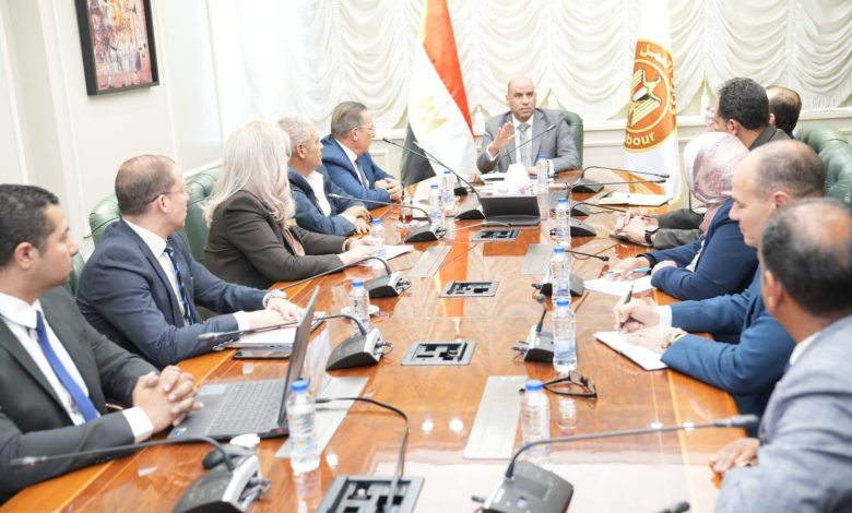 وزير-العمل-يبحث-التعاون-مع-“أروجلو”-التركية-للملابس-الجاهزة