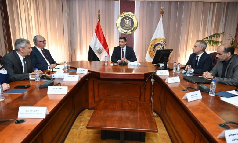 الحكومة-تبحث-النهوض-بقطاع-صناعة-الأدوية-وصادراته-الفترة-المقبلة